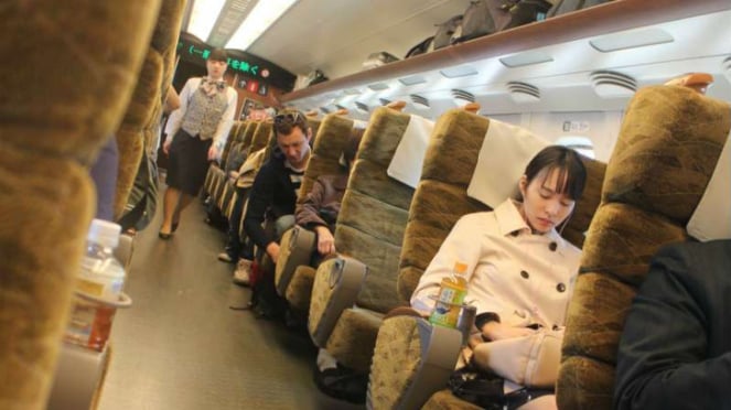 Foto naik Shinkansen di Jepang
