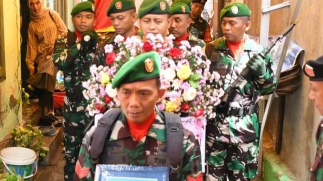 VIVA Militer: Prosesi pemakaman militer almarhum Serka Indra Mora Harahap